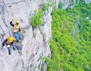 捅山工百米高空作業(yè)，為保障山下列車通行安全