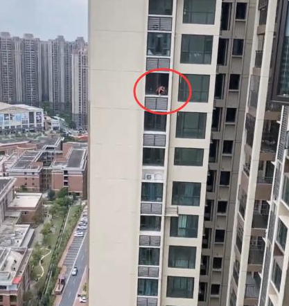 驚！一男子百米高空作業(yè)不做任何防護(hù)措施